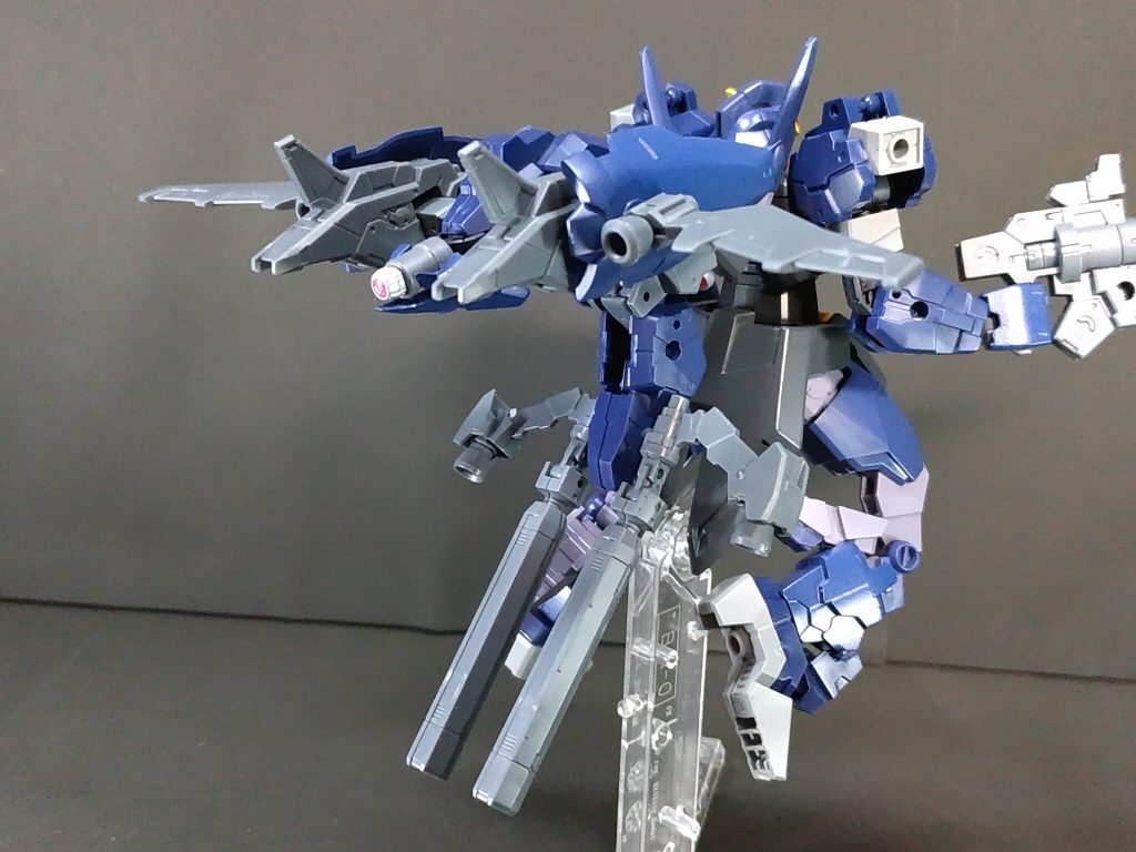 早速、装着。G-ディフェンサーと言うよりエールストライカーに近いです(^-^;)ラビオットのバックパックをコアガンダムのジョイントパーツに無加工で付ける事ができました。ラビオットのバックパックとスネパーツは30MMのC型ジョイントでつなげているので、前後それぞれ90°以上曲げる事ができます。