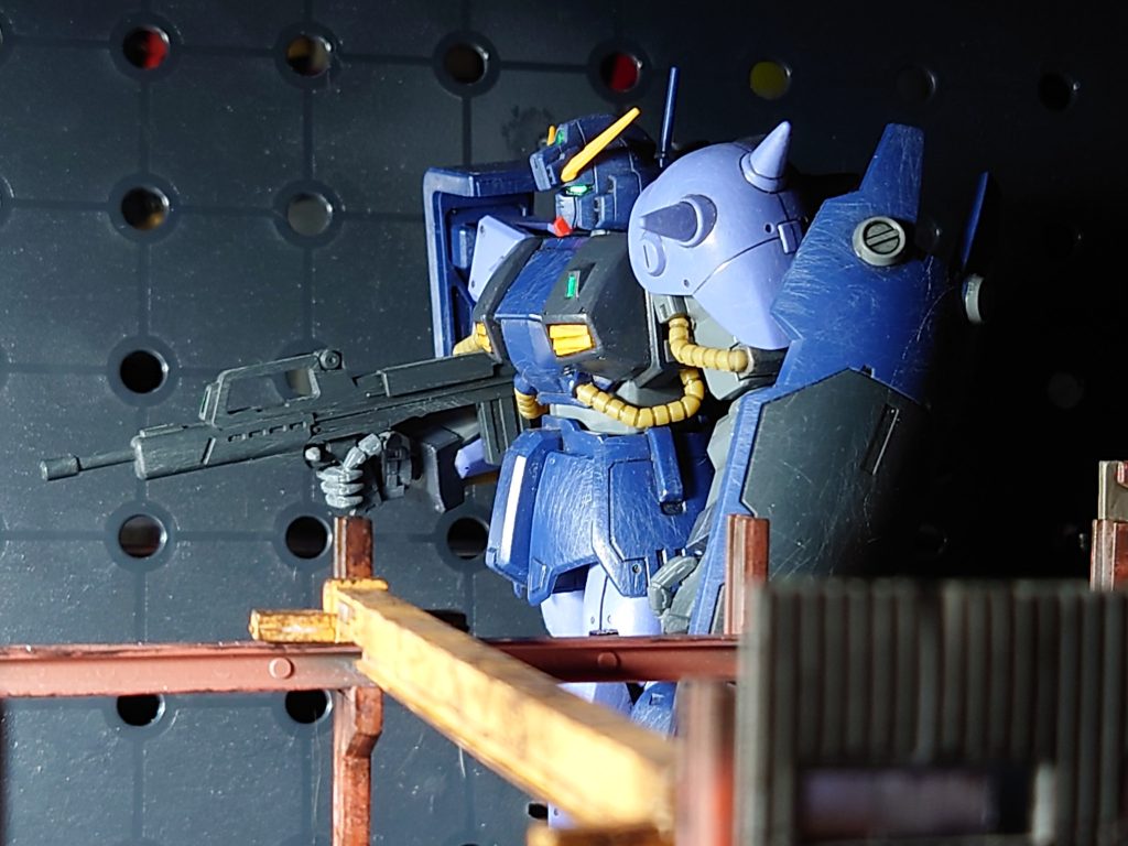 火星で酷使された機体をイメージして、細かなすり傷が全体にあります。銃と盾はジムクゥエルから、ハンドはビルドパーツからです。