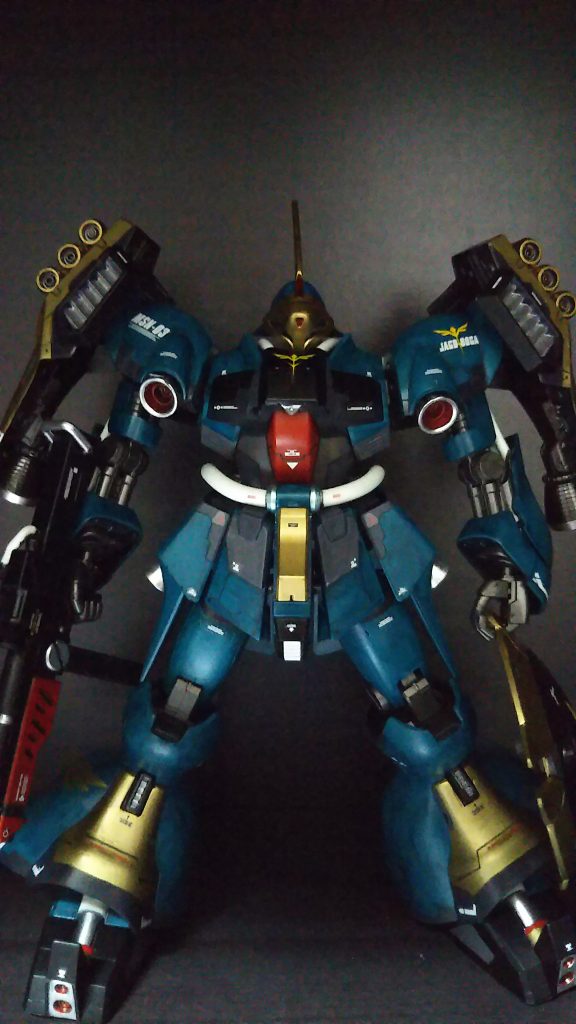 全身。各所スジボリ追加、ビルダーズパーツとジャンクでディテールアップ。首・腰・腕の動力パイプは自由自在の2mmと3.2mmに変更。膝下・股下・両肩バインダーにスラスター追加。