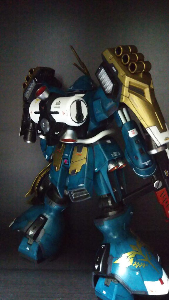 バックパックのタンク部は白に塗装。暗さで誤魔化してますが、マーカーで綺麗に塗るのは難しい…。両サイドがさびしかったので思いきって切り抜きジャンクで改良？改悪？リアスカートの金のディテールがお気に入り。