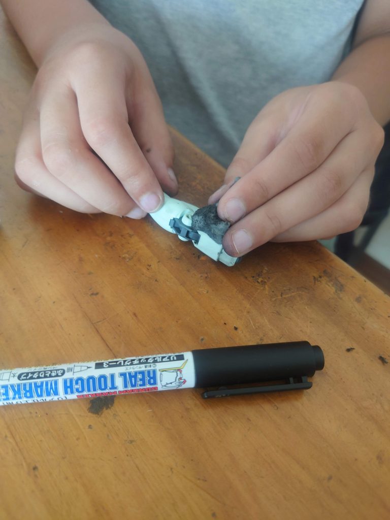 リアルタッチマーカーでガンダムを仕上げます。