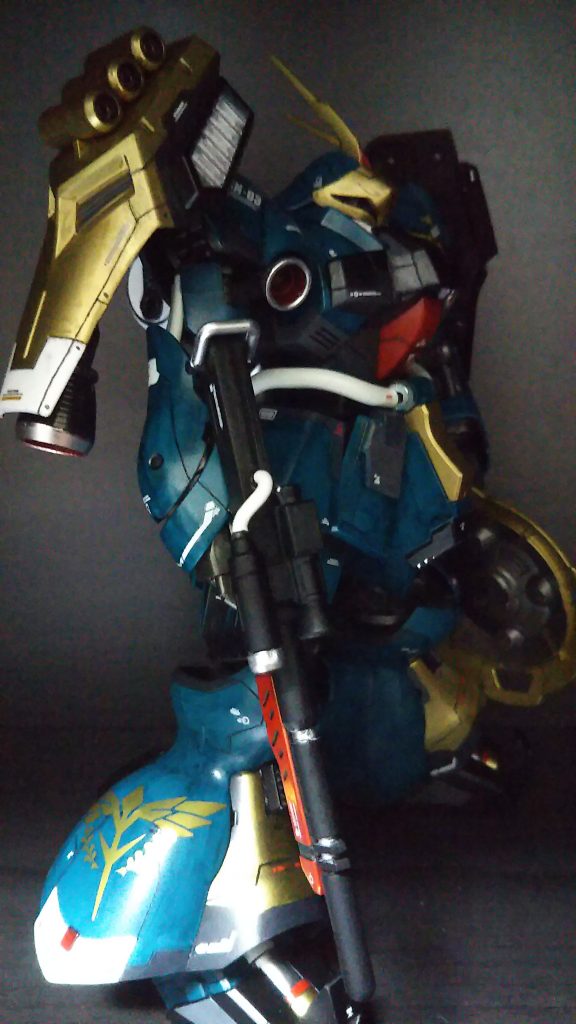 バインダー裏のミサイルが気になったのでバーニアに変更。無駄に可動しますw脚部に使いみちのなかったMGサザビー Ver.kaに付属していた特大ネオジオンマークを貼り付け。