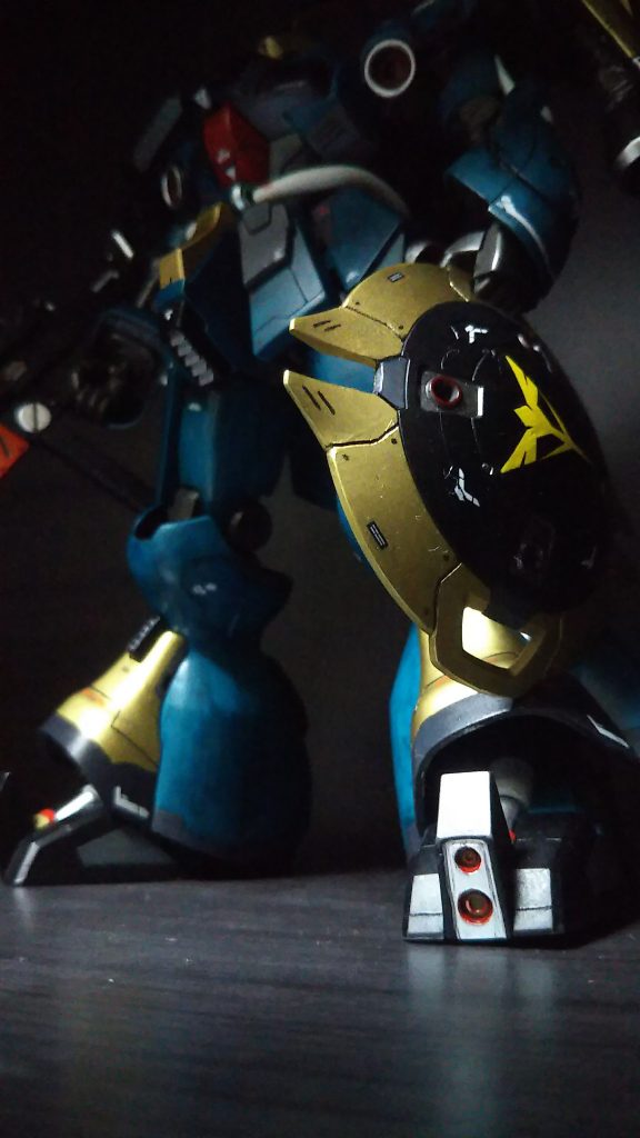 シールドが干渉するのが嫌だったので手に持たせてみました。マークのモールドは埋めてデカール貼り。カメラ逆さ持ちの下からアングル、迫力出ますね。