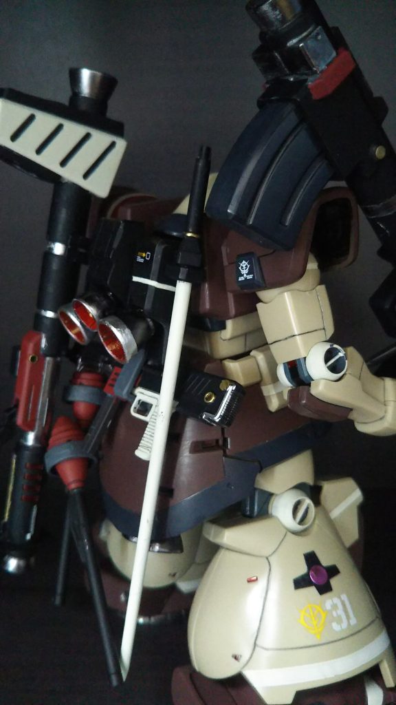 バックパックは諸先輩の作風を参考にバーニアを追加しました。左側に穴を開けジャンクのバズーカを追加でマウントしました。各武器の塗装は統一感を出してみました。黒と赤の配色が気に入ってしまった…