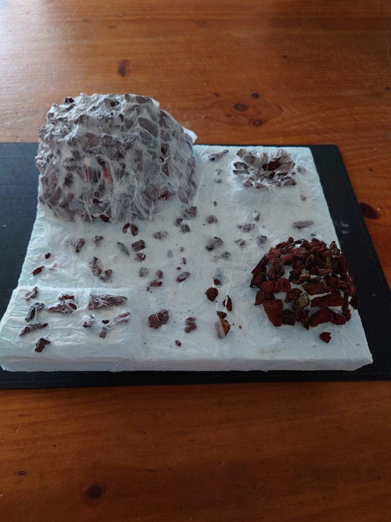 スタイロフォームの上にバークチップを適当に乗せてからティッシュを乗せてボンド水で接着。