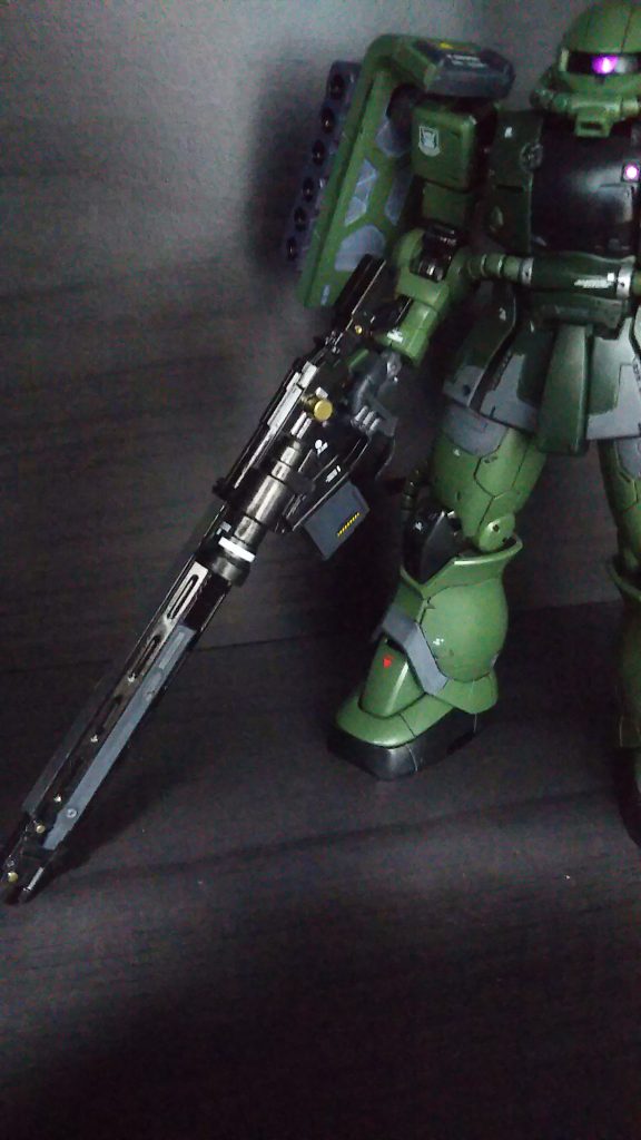 対艦ライフルは長すぎるので先端をカット。マーカーとつま楊枝で塗装頑張りました😓