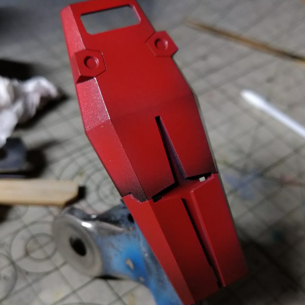 盾は派手にモジュレーションしてますが、これにも個人的な理由があります。（以下個人的な妄想）盾というのは、性質上もっとも被弾するパーツです。その為、メンテナンスしやすいように分割がなされているのです。つまり、この分かれている部分は、それぞれ経由した戦場が違うので、ここまでハッキリと色の違いが出ているのですよ！