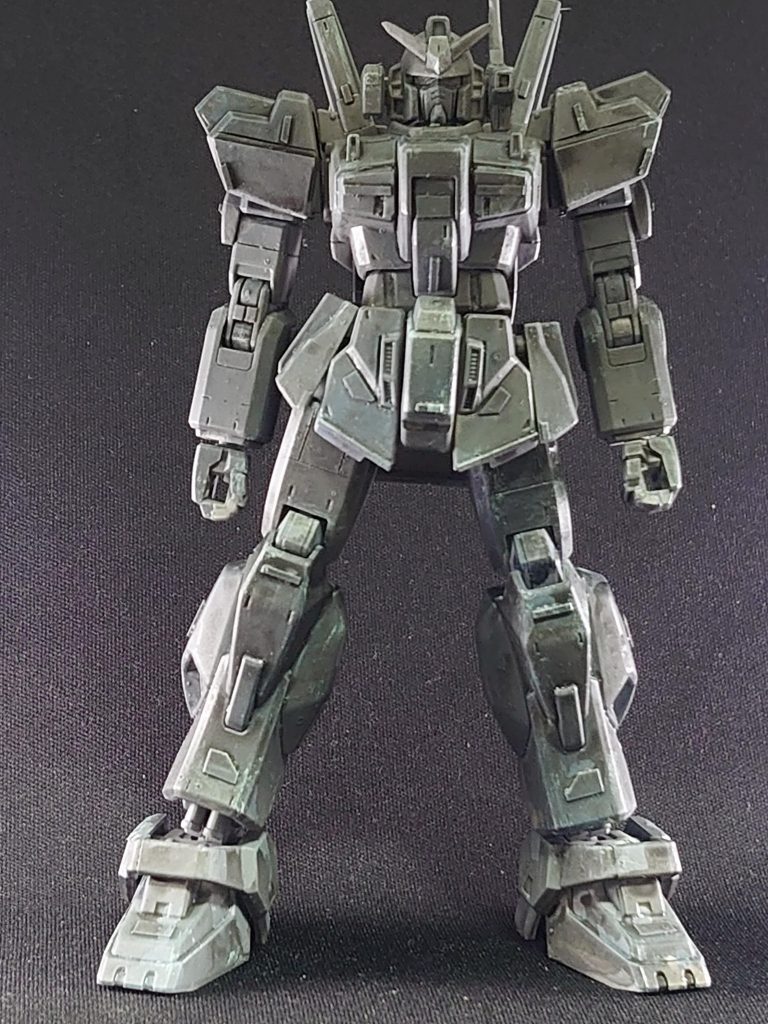 初のガンスタ内コンテスト参加作品という事でもりもり加工をしてかっこよく!といったものもいいけどもう少し奇をてらっていこうと思いこのような作品を作成しました。過去作の技術を生かした塗装も出来た為、かなり満足のいく作品になりました。気に入っていただけたのなら幸いです。使用塗料グレー:ガイア メカサフ スーパーヘヴィブルー:クレオス C-326 ブルーFS15044ウォッシング:シタデル Nuln oilドライブラシ:タミヤ XF-23 ライトブルー ありがとうございました。