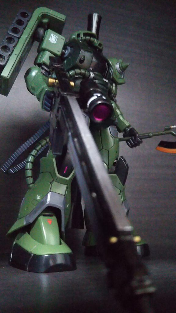 下からのアングル。ザクってやっぱり格好良いですね。