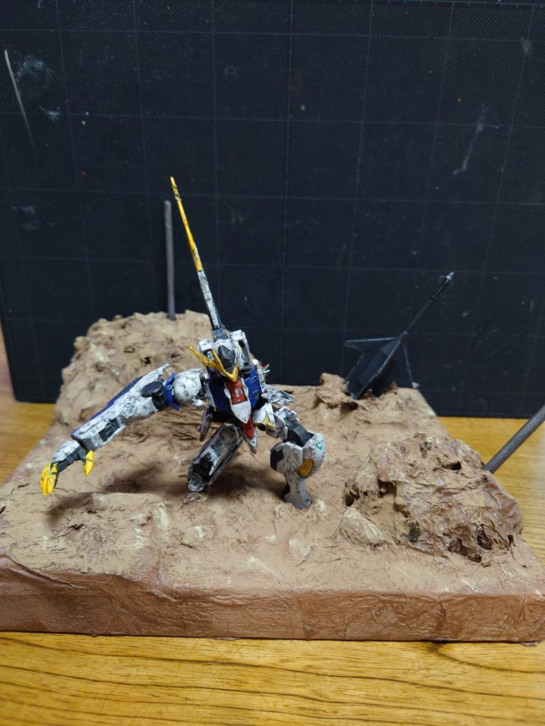 大型メイス・ダインスレイブを接着。        バルバトスルプスレクスを置いて雰囲気を味わいます。