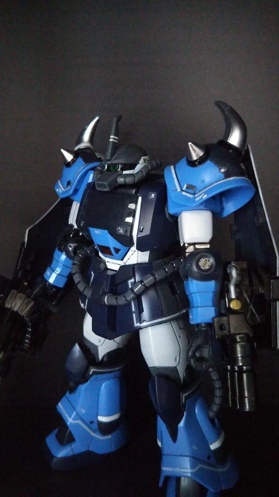 長めのノーズが気になったので頭は丸々グフカスの物に変更。ハントガンとガトリングシールドも頂戴しました。ダブルシールドがやってみたかつたので😁