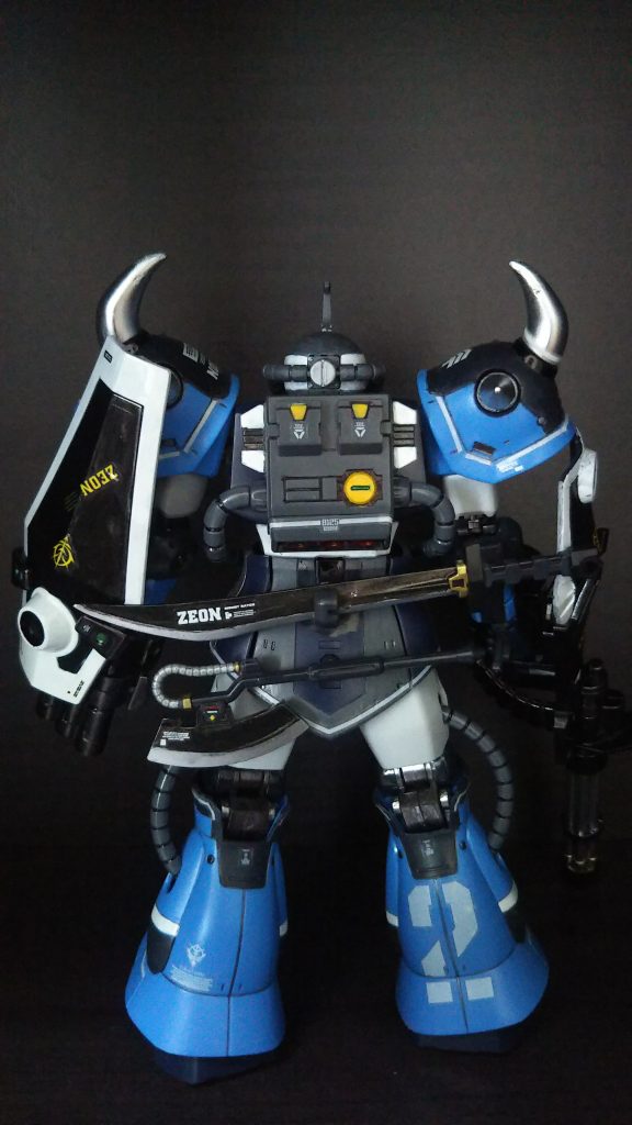 グフ（カスタム）と言ったらやっぱり剣！なので、リアスカートに両方マウントしてみました。どうにもバックショットに力入れがち😅