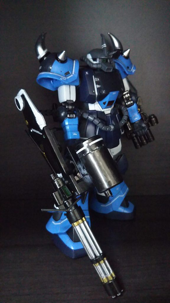 ハンドガンは左手に付けたのでガトリングとの接続部を改修。同じグフのくせにシールドの形が違うとは…