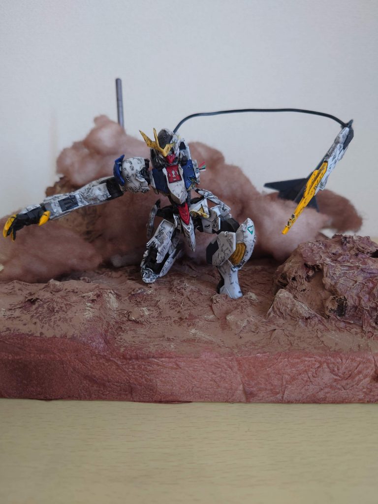 足首から下を取り付けてないので、綿をライトブラウンで塗装して見られたくない所を隠します。