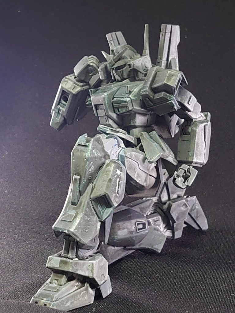 塗装はメカサフ→ディープブルー→メカサフのグラデ塗装→ウォッシングといった形で青銅感が出るよう行いました。結果単調なグレーではなく、本体色によくみるとまだら模様が入ったような複雑なグレーを出すことが出来ました。