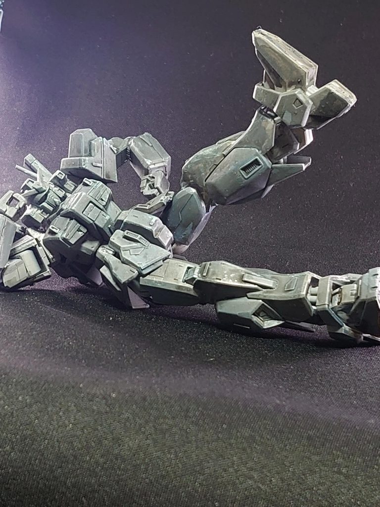 今回の写真は作品が作品なだけに武器を持たせてかっこよく撮るといったものではなく、もう少しふざけてみようと思い屋外も含め撮影しました。石像ということで少し前にガチャガチャにあった「考えない人」のような感じに様々なポーズで写真を撮っています。無加工でも本体の可動が良くポージングの自由度が高かった為特別問題はありませんでした。