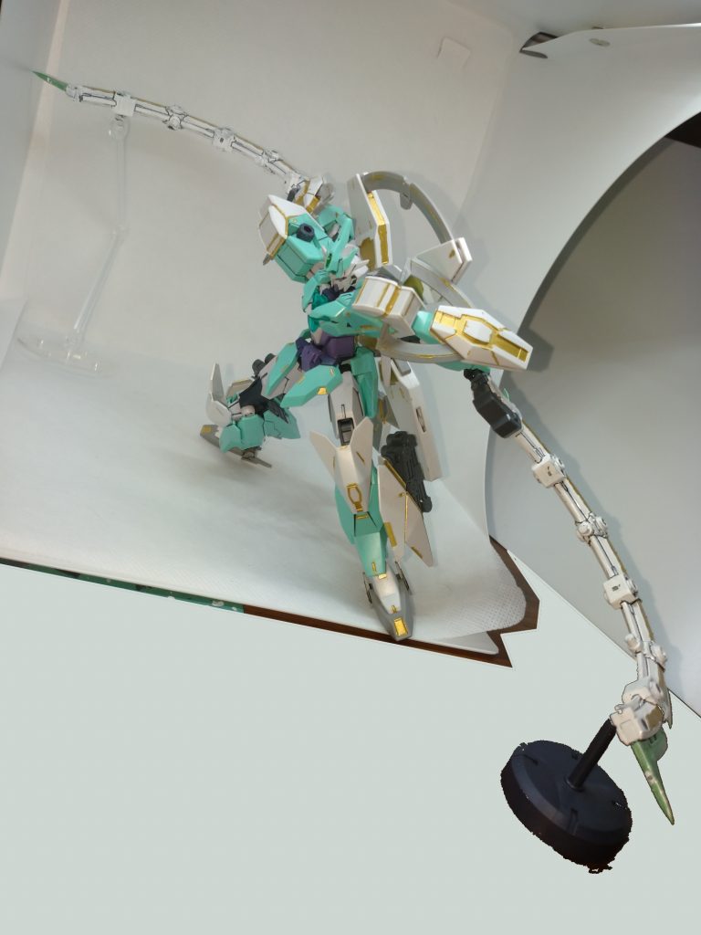 「俺たちは未来に行く!その先で忘れられても、俺たちが存在したことは必ず未来につながっていく、だから!」「エルドラの!」「俺たちの!」「「未来のために!!」」 最終局面でのアルスとの共闘も大好きなシーンです。というかリライズは好きなシーンが多すぎます。あの声優さんは行動読めないキャラばっかりやってるイメージが。 本当はアルスフェイクνガンダムも一緒に撮りたかったんですけど、残念ながら持っていないプラモは撮れないのです…あと武器がでかすぎて簡易撮影ブースに全然収まりませんでした… ……と、記憶を振り返りながら熱量のままネプテイトガンダムが出てくるシーンを語ってしまいました。でも思い返してみて、ちょくちょく記憶があいまいな部分もあるので、また今度リライズを見直してみようと思います。……………え?そんな最終回は存在しない?またまたぁ、じゃあ私が見たあれはいったい―――