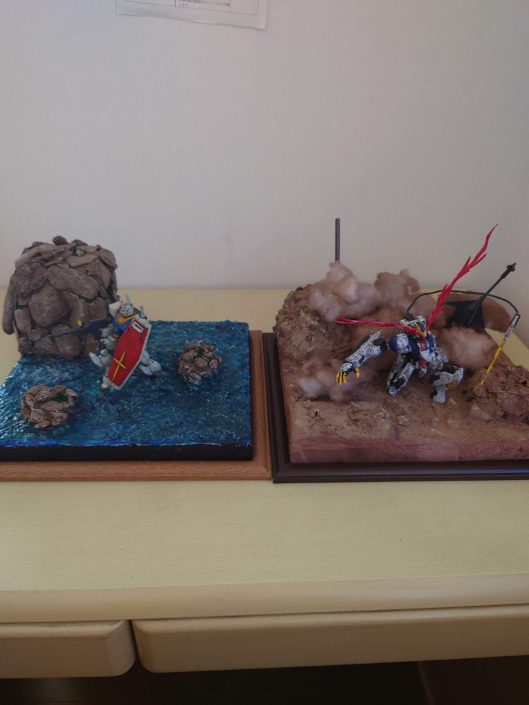 子供の作品に刺激を受けて、右のバルバトスルプスレクス最終決戦仕様作りました。まさに親子共々、夏の思い出になりました。