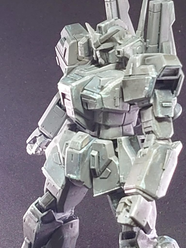 その他の加工部分としてアンテナ部分を小さくし、頭部と本体とのバランスをとりました。その結果石像らしいマッシブな体型に出来、素立ちでも絵になるような力強さが出せました。