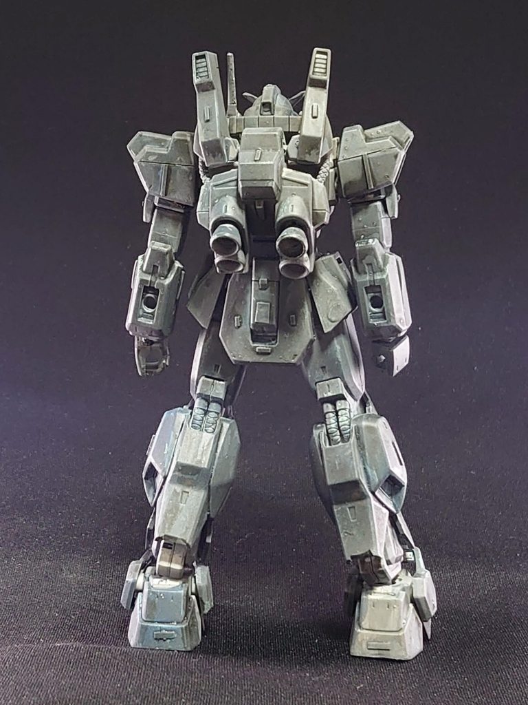 背面基本加工はプラ板張りつけをメインに、面積の広い部分にはスジ彫りを行いました。今回あくまでも塗装がメインになるようあまり細かい加工は行いませんでした