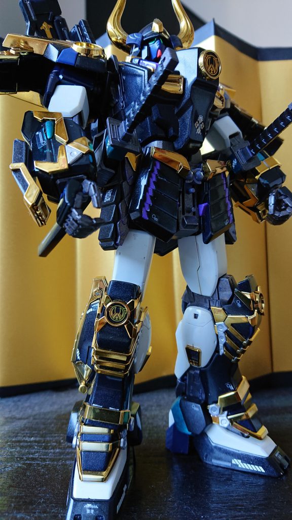 近所の公園でスプレーの時は塗装するのですが、持ち手を刺す100均のベースが小さくて風がファーっと吹いた時に見事にひっくり返り、兜の角が破損し、股関のパーツが神隠しに会いました。(泣)