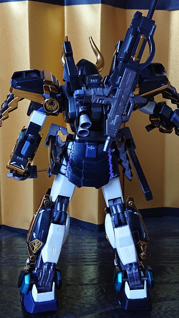 濃紺部分をタミヤの缶スプレー『ダークマイカブルー』でその他は筆で関節フレームは焼き鉄等で塗装してます。白部分は昔作って子供のおもちゃにしていた、ＭＧマーク2より移植。光沢クリアの上からコンパウンドで磨いてみました。