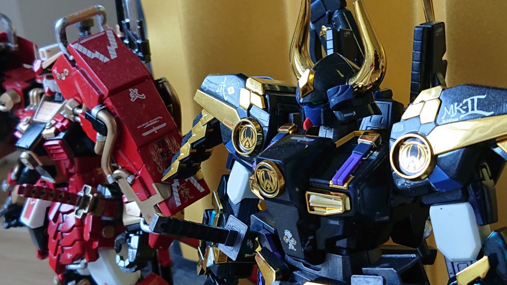前に作った武者ガンダムと並べてみました。武者ガンダムは通常版なのでメッキパーツが武器にしかないので、マーク2の方がやっぱり派手に見えますね。