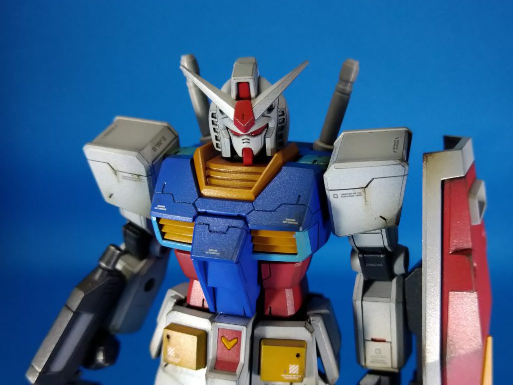 ウェザリングも同じように考えてます。実際に動いたり、戦闘になったら何処が汚れるだろう、とか、アムロが操縦したら絶対に顔は傷つかんやろ、など…