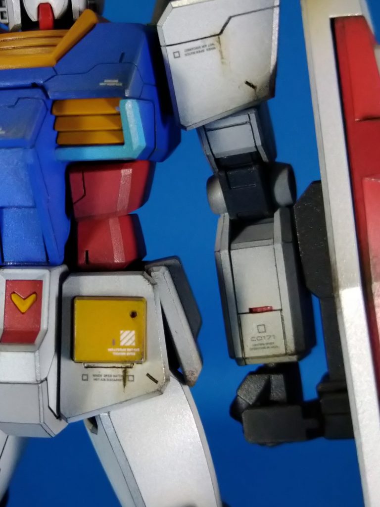 いろいろ考えてますが、具体的な工程は、表面処理>筋彫り>サフチェック>黒サフ>ホワイトシルバー>エッジ出し>白>メインカラー>デカール>スポンジチッピング>クリアブラウン>クリスタルシルバー>エナメルでウェザリング>ツヤ消しスムースクリア>フラットアルミでドライブラシ工程が多すぎる。