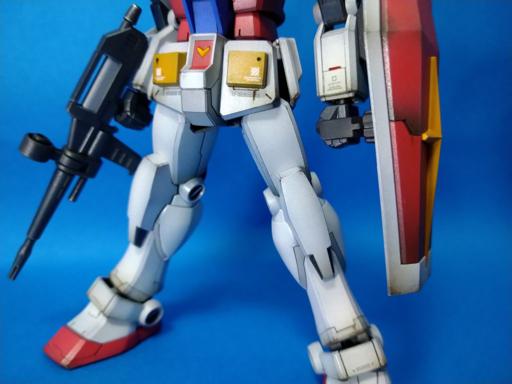 スジボリを入れる際は、「パーツの分割点」ということに意識を割いてます。この部分はメンテナンスハッチになってるからこういうラインで…、とか、この穴は燃料を入れる穴になってるから、近くにデカールを置こう、等…