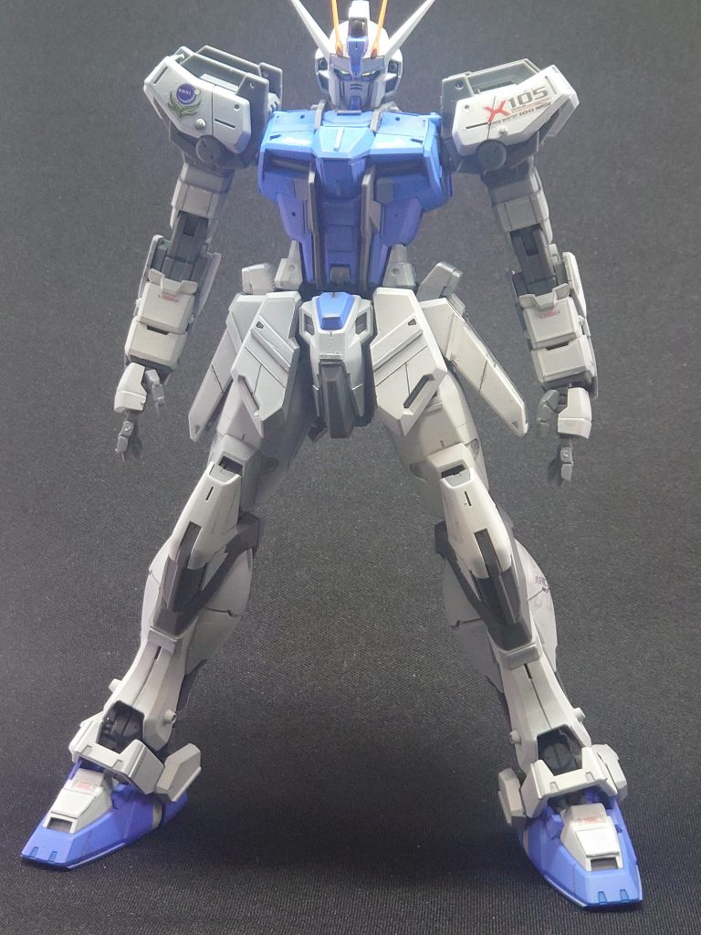 正面今回MG一作目ということでディテールアップ、塗装共に気合いを入れて行いました。基本加工はプラ板・プラ棒貼りつけ首0,6ミリ延長プラ板貼りつけによるパネルラインの新規作成ヤスリによる凹凸ディテール作成等もりもりに加工しました。