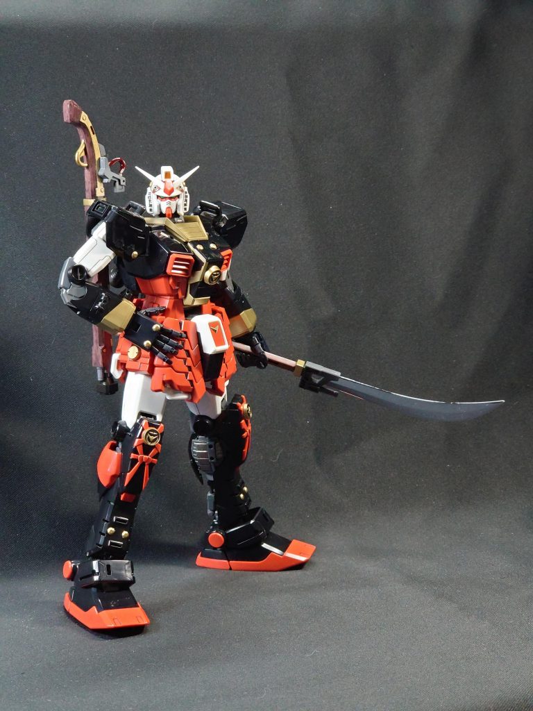 作成中に思いついた仕様だったものを、完全版にしてみました。上半身は鎧を全て外しただけで、腰回りは変わりません。脚は拗ね当て(武者風の言い方)のみ残し外し、ふくらはぎ外側の推進器を外し内側を外に回してます。脚装甲はほぼ無い軽量特化型。