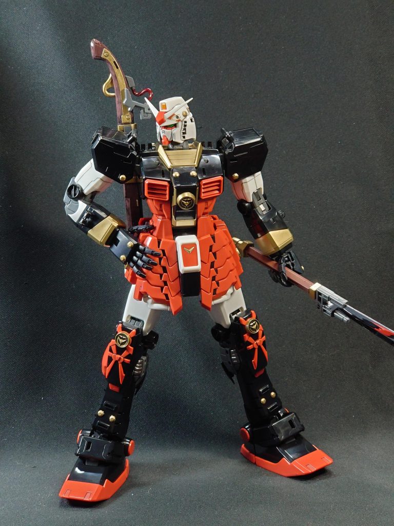 上半身は胸の家紋以外はノーマルになりますね。そのためにも鋲を追加して武者要素を出してますが。