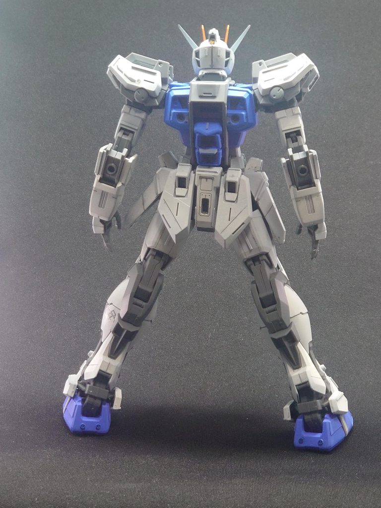 背面カラーリングは元キットから自分好みに変えて青を基調とした感じにしようと赤部分をブルーに変更しましたが、どう考えてもデュエルガンダムです…本当にありがとうございました、といった感じに。なのでここはもうデュエルからストライクの流れの中で出来たプロトタイプのような立ち位置にしようと思い、他部分はホワイトのグラデ塗りでグレーがかった印象に。全体を通してどことなくG-3ガンダムにもテストタイプカラーにも見えるようにしました。