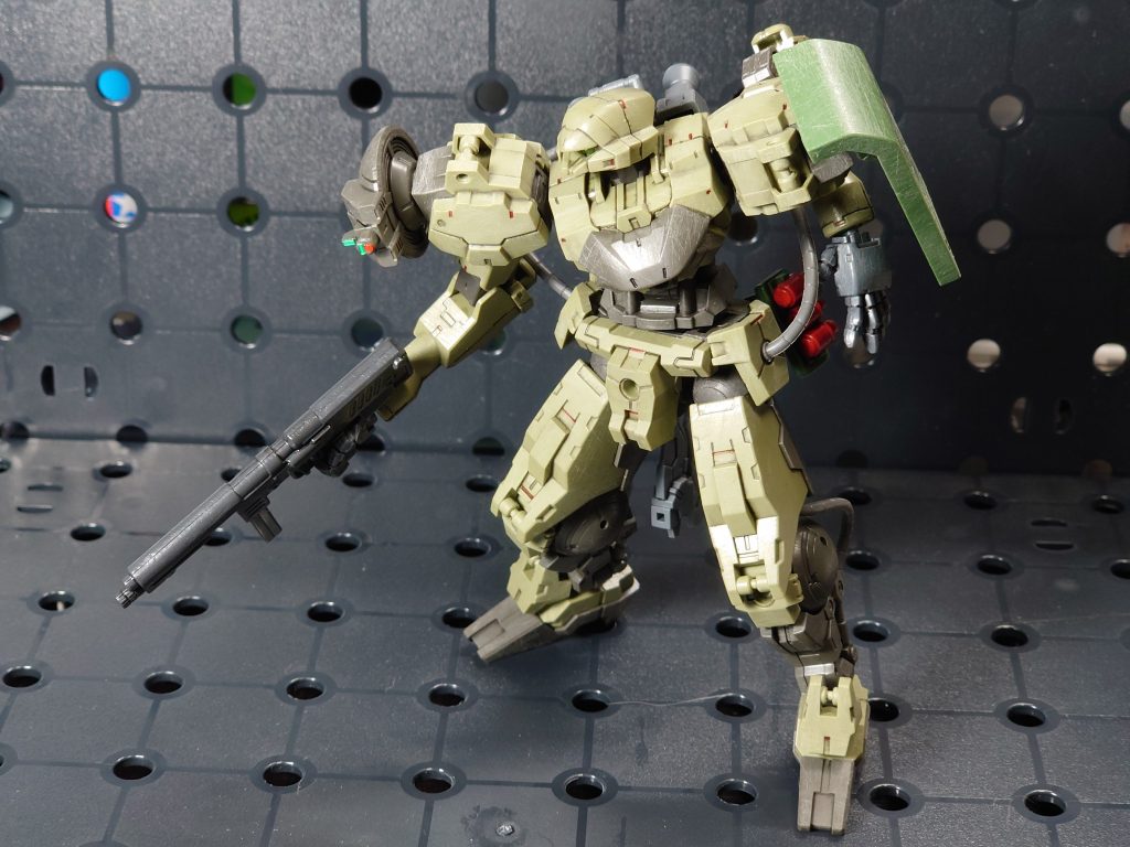 ガンプラ部分はザク改から、シールド・サイドアーマー・マシンガンだけです。ハンドはビルドパーツで、パイプはコトブキヤからなので含まれません。