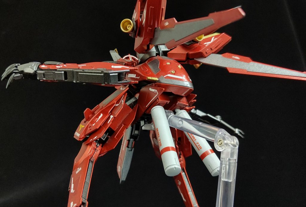 シナンジュスタインのタンクを短縮し、背部へ接続しています。それに伴い、変形ギミックは削除しています!