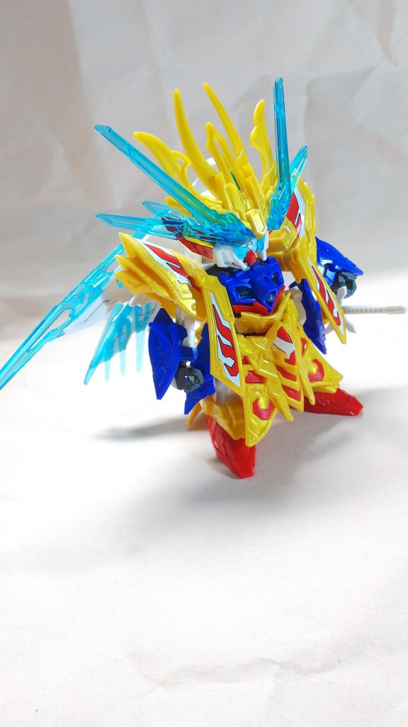 クリアパーツ全盛り+左腰に刀(倚聖剣)を装備。刀の基部パーツはボール接続なんで少しポロリしやすいです。アンテナのクリアパーツは若干マスクにもかかってて、眼からのオーラっぽくて個人的にはかっこよさストライク。