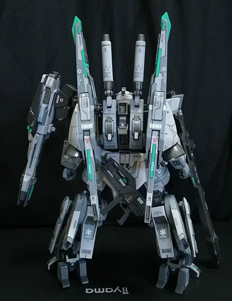 リアビュー。ビームライフルは後ろに掛けられるように。