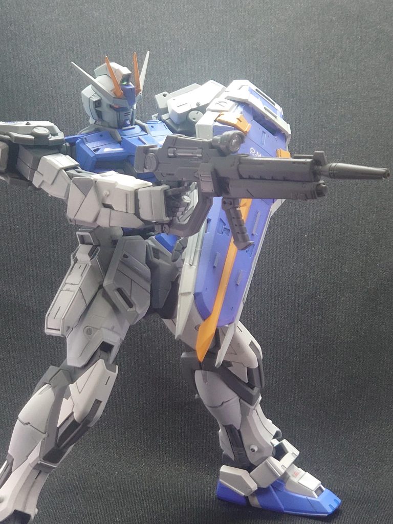 シールドとライフルを装備ライフルは所々グレーで部分塗装していますがほぼ目立っておりません。ストライクそのままです。シールドに関しては今回かなりのこだわりポイントとなってます。まずスジ彫りを入れてパネルラインをイメージ。そこから部分的に同じサイズに切った0,3ミリプラ板を貼りつける事で装甲感を増加させ、通常よりもさらに角ばったデザインに変更しました。あわせてプラ棒貼りつけとスジ彫りも行い、かなりのメカメカしいシールドが完成しました。