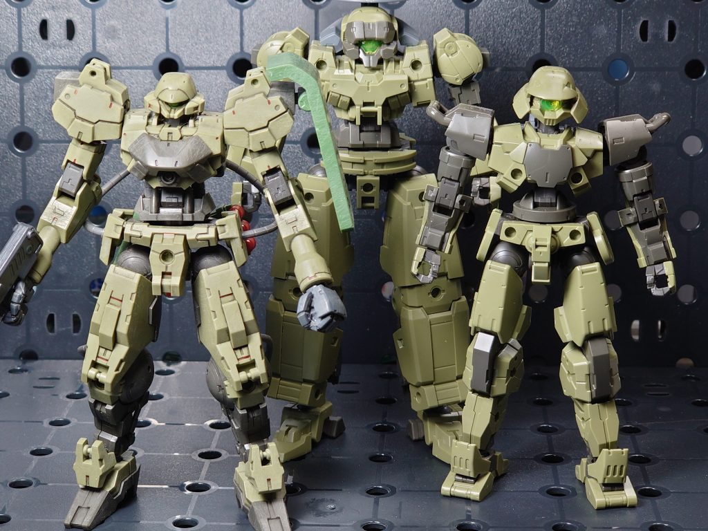 右の機体に、真ん中の機体の頭部をつけたのがジモの始まり。この時点ではダサいな。さて、その真ん中の機体はどうするか… 