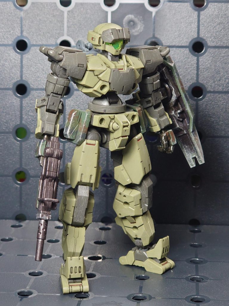 ザックの時と同じく、成形色を傷つけて表現してます。