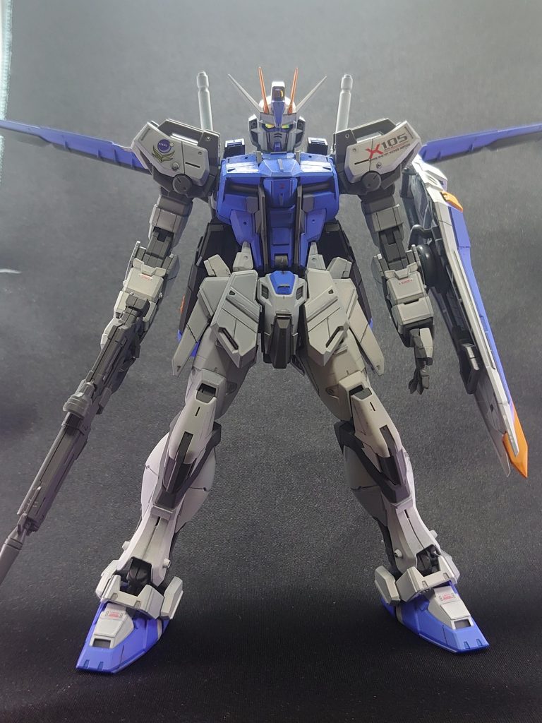 エールストライカーを装備顔には目とセンサー部分にダガーLでも使ったオーロラシールを貼りつけ。少しの光でもビカビカに反射してかなり威圧感のある顔つきとなりました。