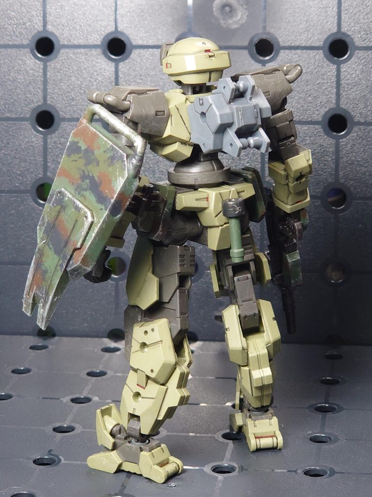 サーベルは腰に一本。ザックと同様に、ちゃんと手がとどく位置に設定してます。