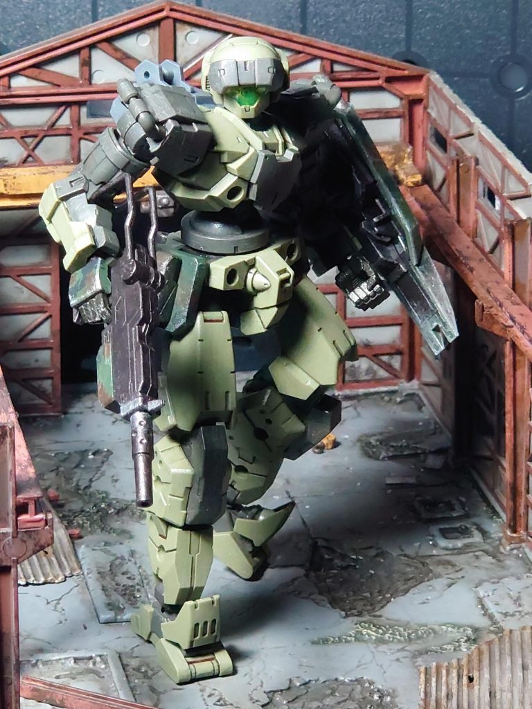 30MMのショルダーアーマーがバー付きだったので、陸戦ガンダムからシールド・マシンガン・サイドアーマー・ビームサーベルを拝借して、共通でもあるジムとしています。