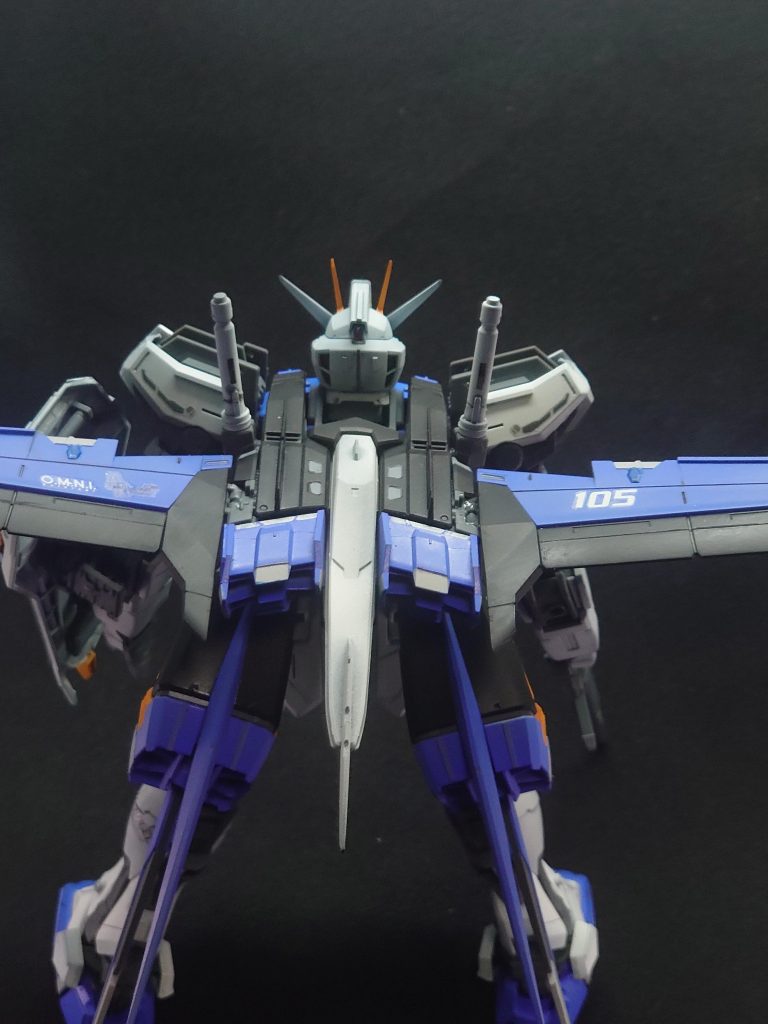 エールストライカーは本体と比べ加工は少なめですが、その分細かな塗り分けを行い情報量を増やしました。全体的に細かくグレーで色分けをしてverRM特有のメカディテールを強調するよう意識して塗装しています。