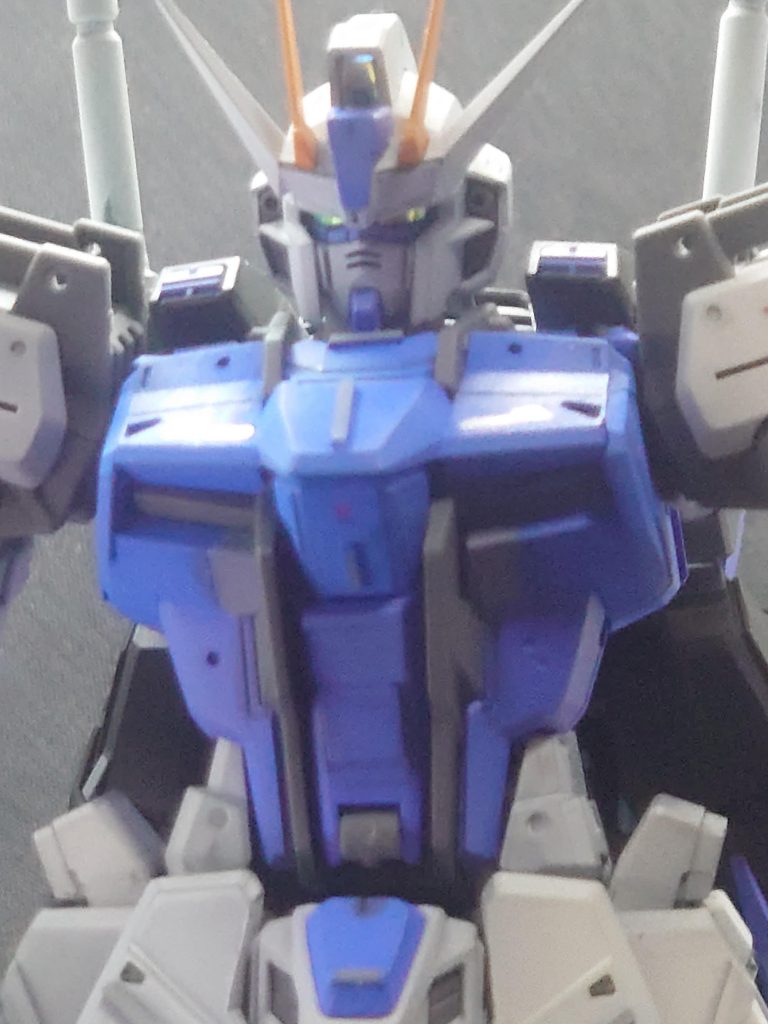 いやぁー…なんとか9月中に投稿したいと思いましたが間に合いませんでした…。どうにも投稿頻度が遅くて申し訳ございません。今回MGの制作をして作業量の多さに驚いたり、そもそものキットの高ディテールにびびったりなど新鮮な体験が多かったです。制作に関してはパネルラインの追加や蛍光ピンクを混ぜた塗装等知っていたけど試していなかった技術を自分なりに落とし込んで作業が出来た為、今後作る作品に生かせる技が手に入ったと思います。投稿頻度は相変わらず不安定になりますが、気長に待って頂けると幸いです…。使用塗料胴体ブルー:ガイア VO-02 アイズコバルトブルー他ブルー:ガイア VO-02 アイズコバルトブルー + ガイア 102 蛍光ピンクホワイト:クレオス HCD05 ミモザブラック:クレオス フィニッシングサーフェイサー ブラックイエロー:ガイア VO-03 ビビッドオレンジ + ガイア 102 蛍光ピンク部分塗装グレー:タミヤエナメル XF-53 ニュートラルグレー ありがとうございました。