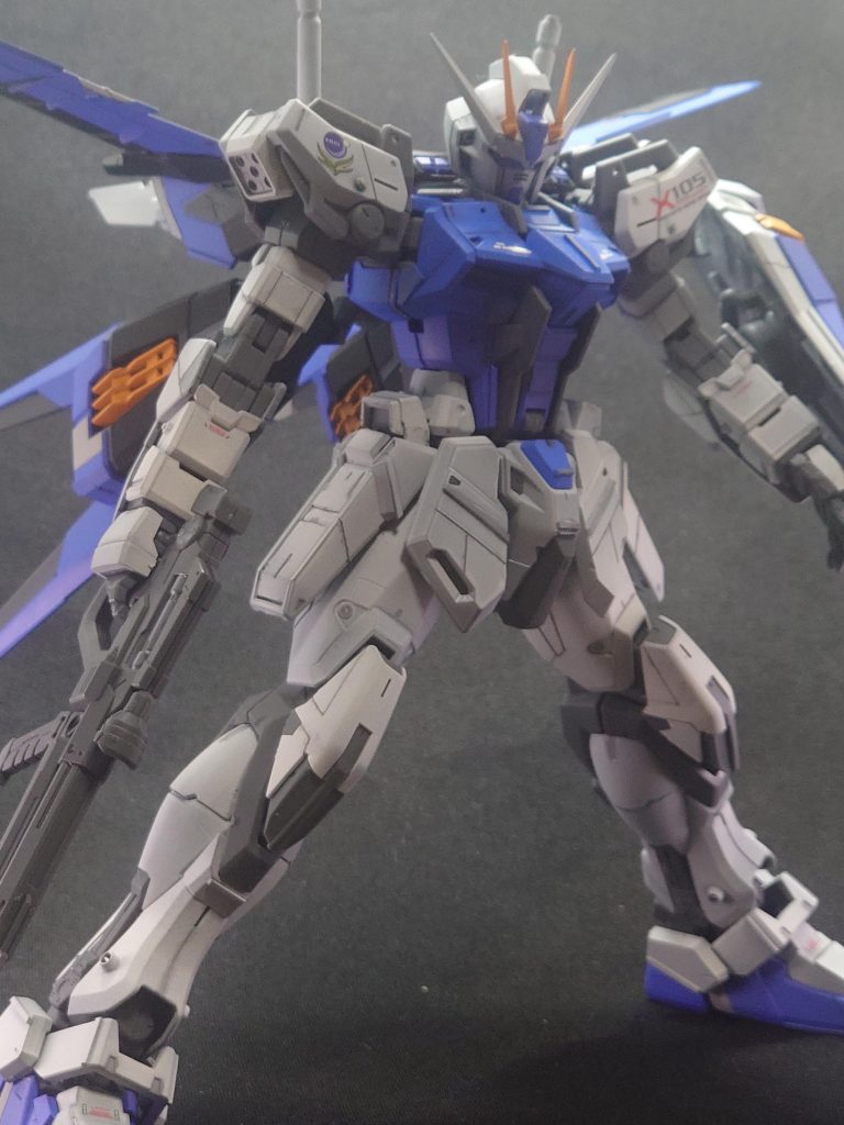 塗装今回実験的に一部塗料に蛍光ピンクを混ぜています。発色が良くなるといった事を耳にした為今回のキットで試してみようと思い、本体のブルーとイエローの寒色と暖色にそれぞれ混ぜて塗装しています。ブルーに関しては少し紫がかってしまいう~んといった感じでしたが、イエローに関しては通常よりかなり発色が良くなり自分好みのよい色合いになりました。予想外に良かったので暖色には積極的にこの手法を使っていきたいと思います。それとホワイト部分に使ったクラッシーアンドドレッシーの塗料が個人的に今回のMVPとなっております。ほんのり黄色がかったホワイトがここまで全体に合うとは…舐めていました。寒色メインの全体の印象を明るめに出来たのはこの塗料のおかげだと思っております。グレーに関してはABS素材のものが多かった為今回は無塗装となっています。つや消しを吹いたらわりと良い感じになった為問題は無いかなと思っております。