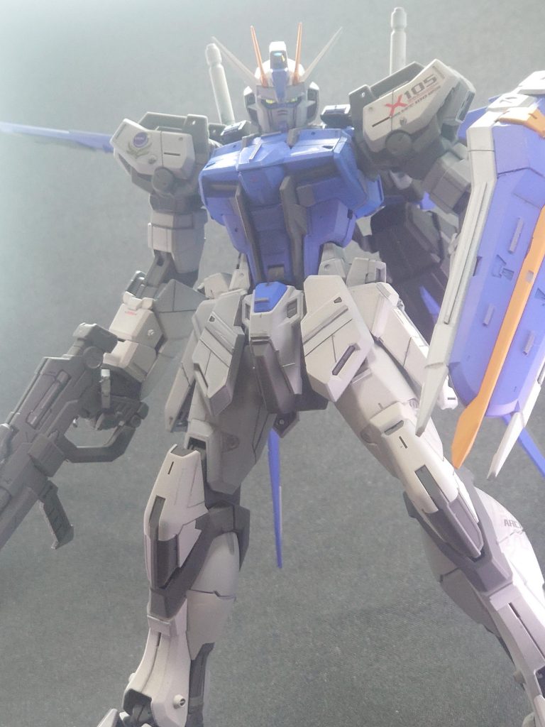 完成後のデカール貼りつけは控えめになってます。テストタイプカラーの為正式な配備にあわせてリペイントされるのだろうということで特にブルーの部分には意図的に貼りつけていません。しかし開発の時点でもうアークエンジェルとの同時運用は考えられていたと思うのでホワイトの部分にはオーブのマークと型式に加えて大きくアークエンジェルのデカールを貼り、これから波乱の戦禍に巻き込まれていくんだろうなぁ…と想像させるようにしました。