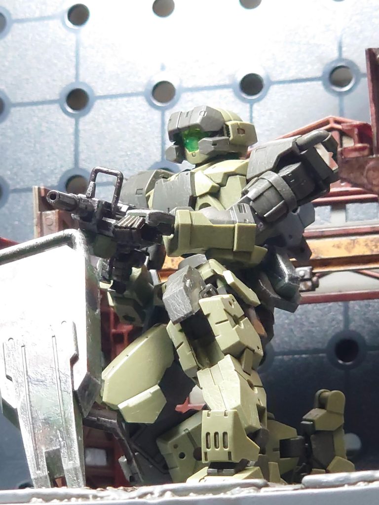 08小隊のポップ画像の再現。輝き撃ちではありません(*´▽｀*)この写真だけ後撮りなので、頭部が若干違いますね。その理由は…ジモ-ＮはノーマルのＮだから。別装備のジモを撮影した後に、またＮ装備に戻して撮影したため、ちょっとカスタム機になってしまいました。別装備のジモは、別にアップしますのでよろしく。