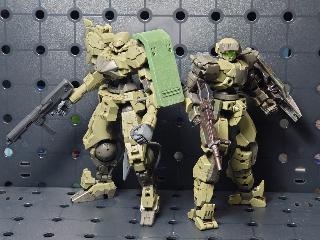 ザックとツーショット。同系グリーンですが、完全に別系統の機体に見えるかと。